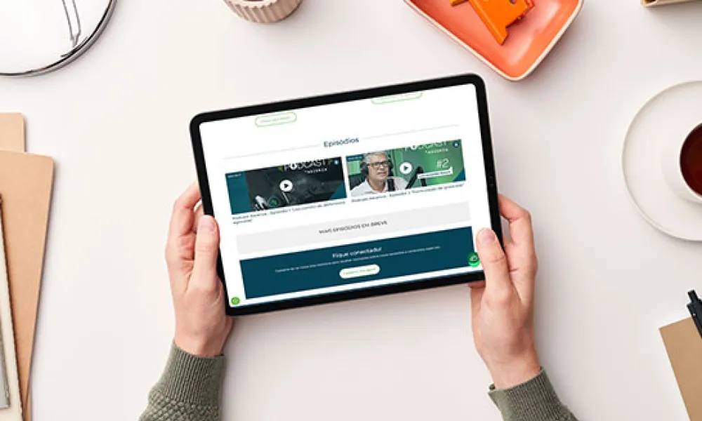 pessoa assistindo podcast da Ascenza num tablet